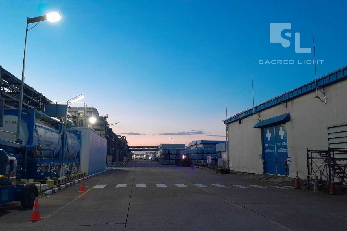 ติดตั้งโคมไฟถนนโซล่าเซลล์ SAR 80W 60W โรงงานเคมีภัณฑ์ ชลบุรี