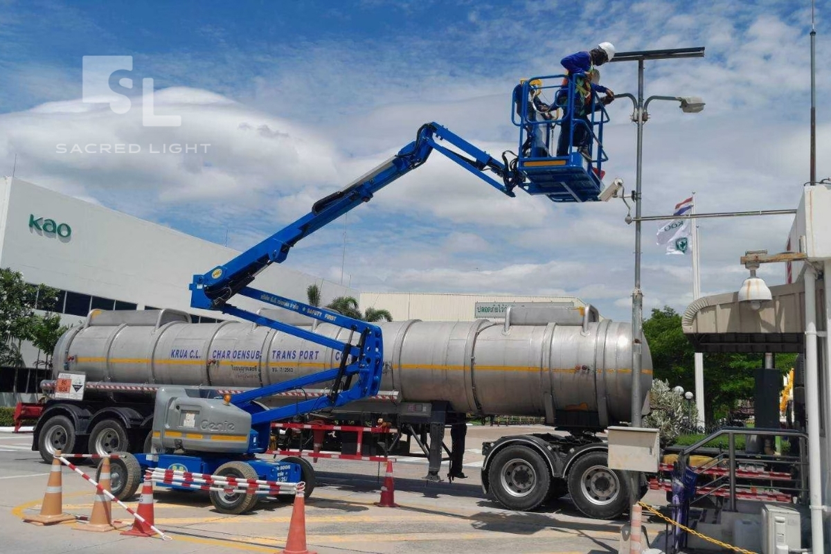 ติดตั้งโคมไฟถนนโซล่าเซลล์ SAR 80W 60W โรงงานเคมีภัณฑ์ ชลบุรี