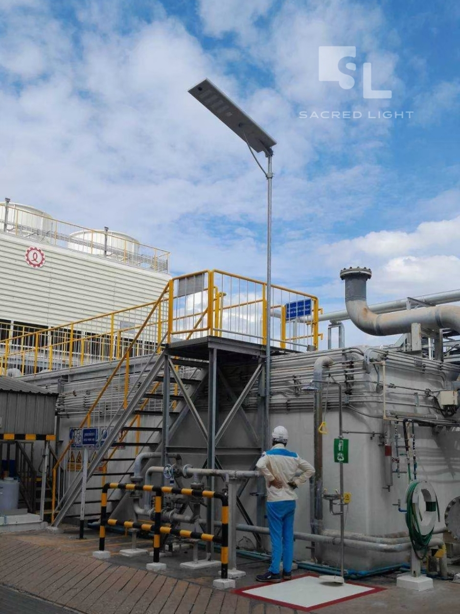 ติดตั้งโคมไฟถนนโซล่าเซลล์ SAR 80W 60W โรงงานเคมีภัณฑ์ ชลบุรี