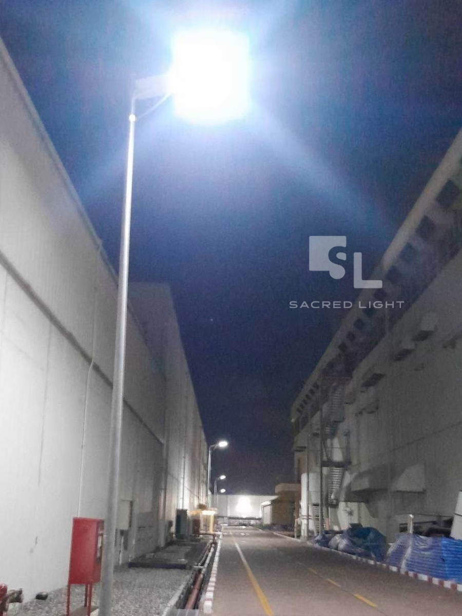 ติดตั้งโคมไฟถนนโซล่าเซลล์ SAR 80W 60W โรงงานเคมีภัณฑ์ ชลบุรี
