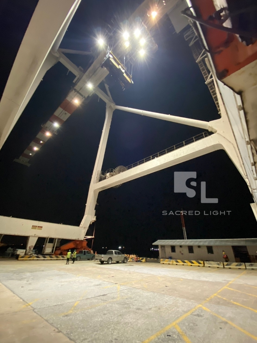 ติดตั้งโคมไฟฟลัดไลท์ LED รุ่น MASTERPRO-X บนเครนยกตู้สินค้า ท่าเรือแหลมฉบัง ชลบุรี