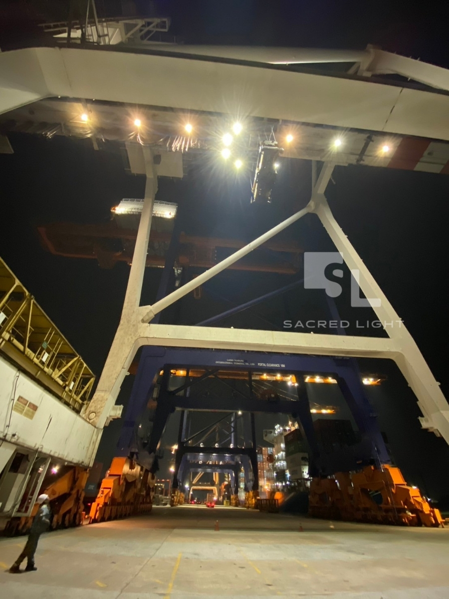 ติดตั้งโคมไฟฟลัดไลท์ LED รุ่น MASTERPRO-X บนเครนยกตู้สินค้า ท่าเรือแหลมฉบัง ชลบุรี