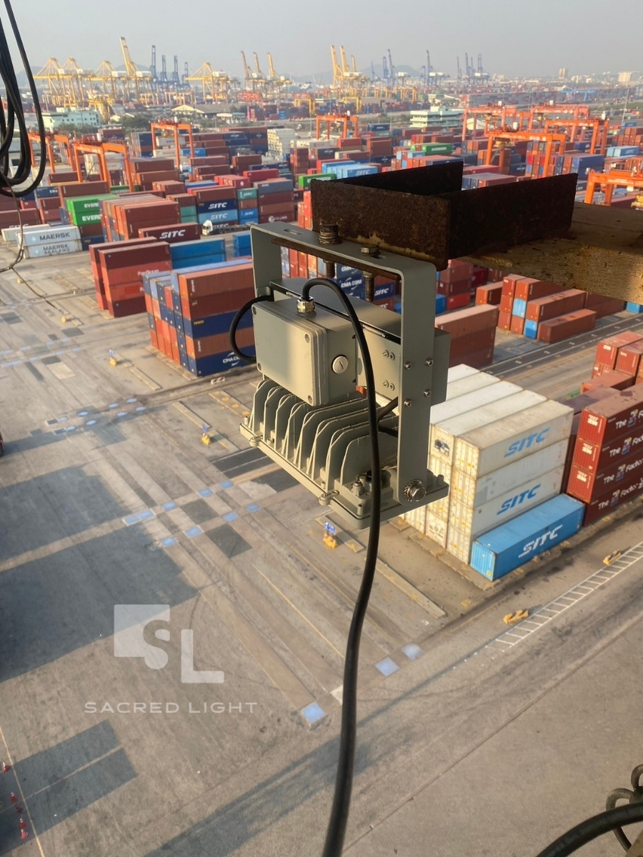 ติดตั้งโคมไฟฟลัดไลท์ LED รุ่น MASTERPRO-X บนเครนยกตู้สินค้า ท่าเรือแหลมฉบัง ชลบุรี