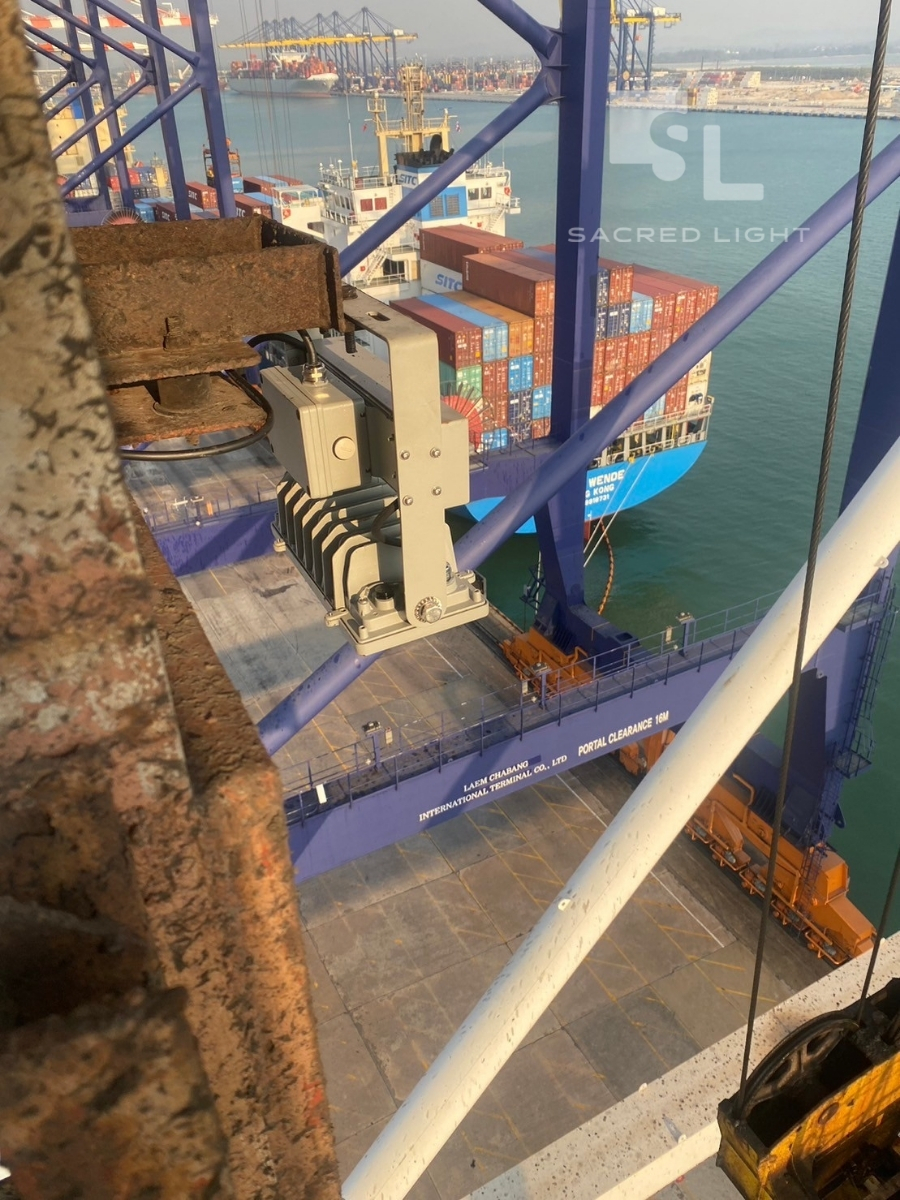 ติดตั้งโคมไฟฟลัดไลท์ LED รุ่น MASTERPRO-X บนเครนยกตู้สินค้า ท่าเรือแหลมฉบัง ชลบุรี