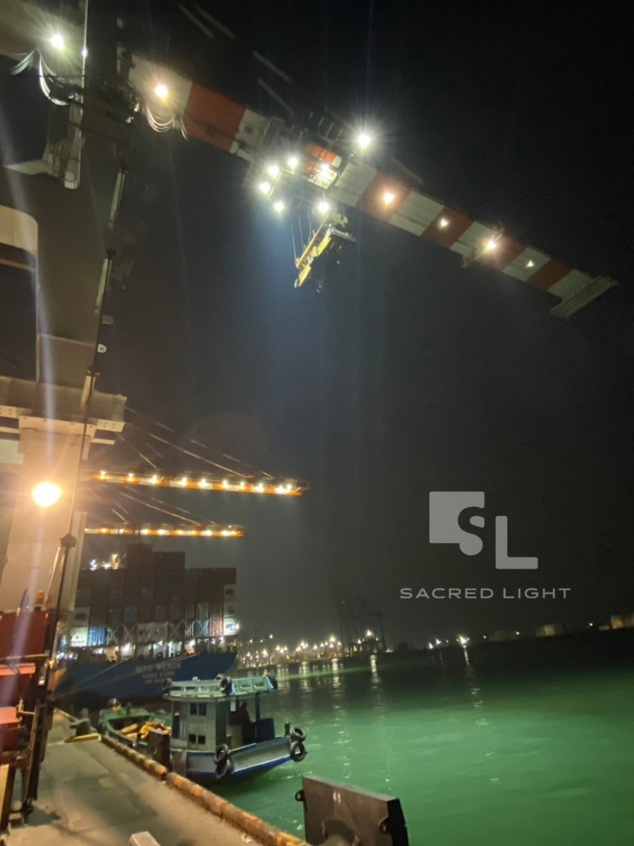 ติดตั้งโคมไฟฟลัดไลท์ LED รุ่น MASTERPRO-X บนเครนยกตู้สินค้า ท่าเรือแหลมฉบัง ชลบุรี