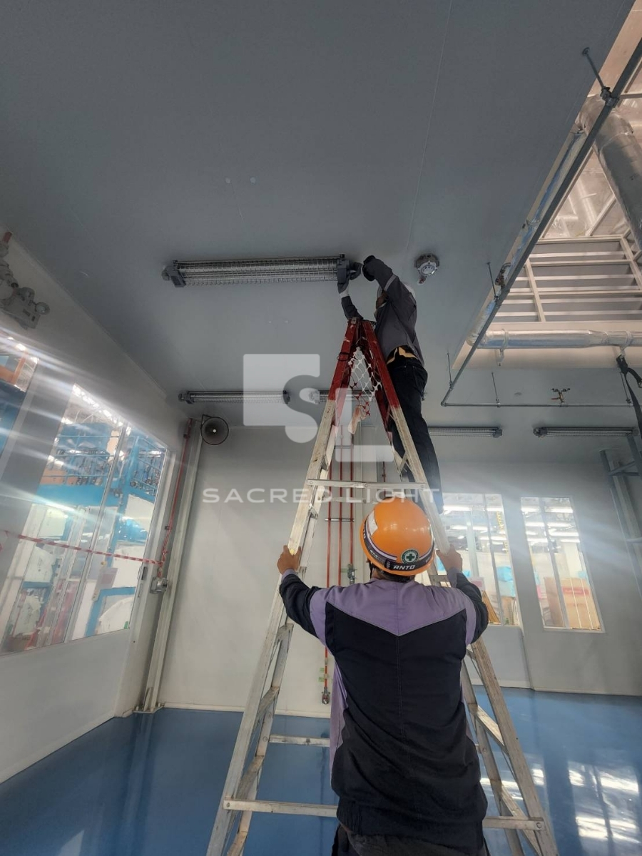 ติดตั้งโคมไฟกันระเบิดแบบยาว BC5401 โรงงานเครื่องปรับอากาศ นิคมลาดกระบัง