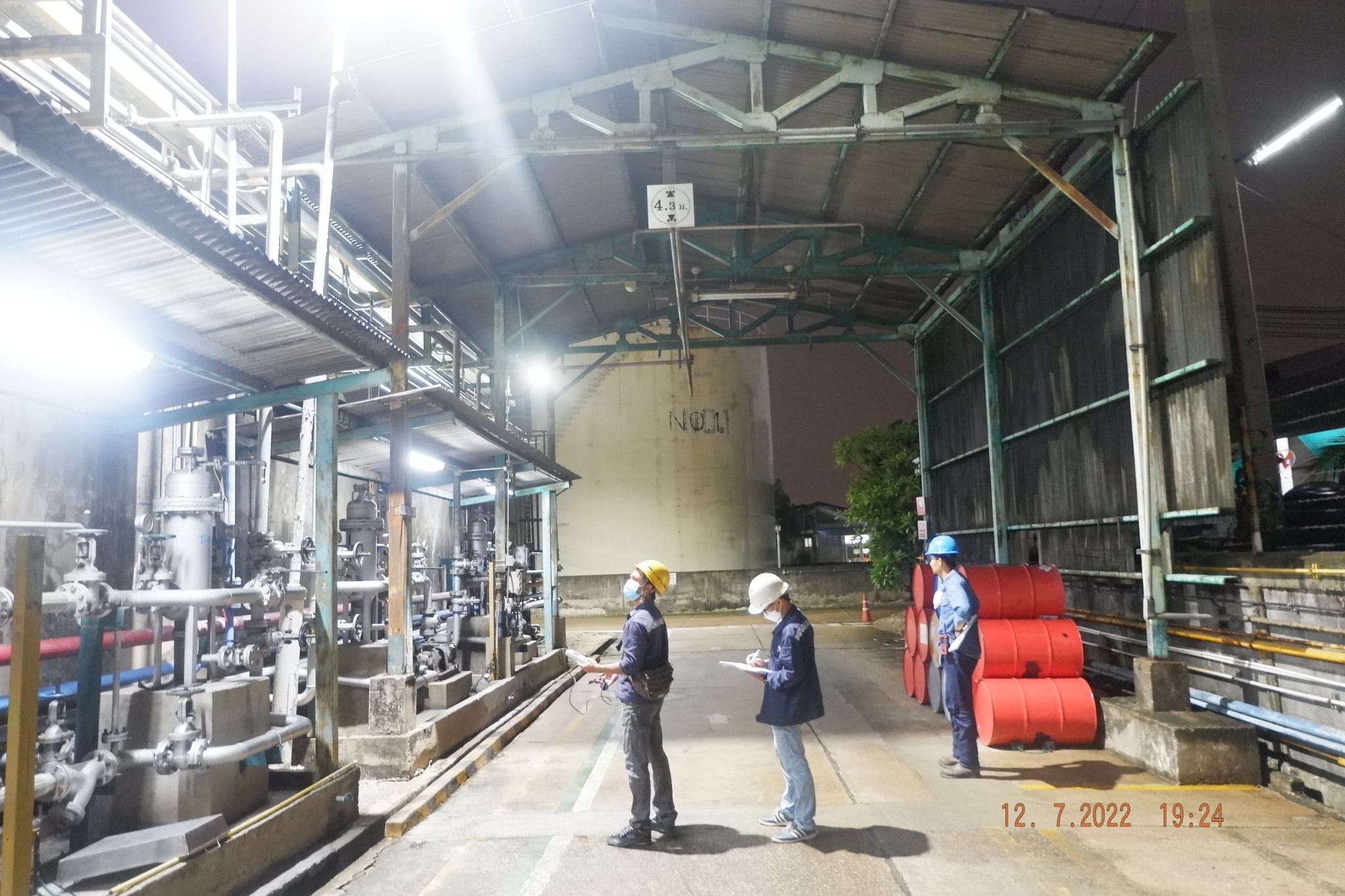 ทีมวิศวกรวัดค่า Lux หลังติดตั้งโคมไฟเรียบร้อย