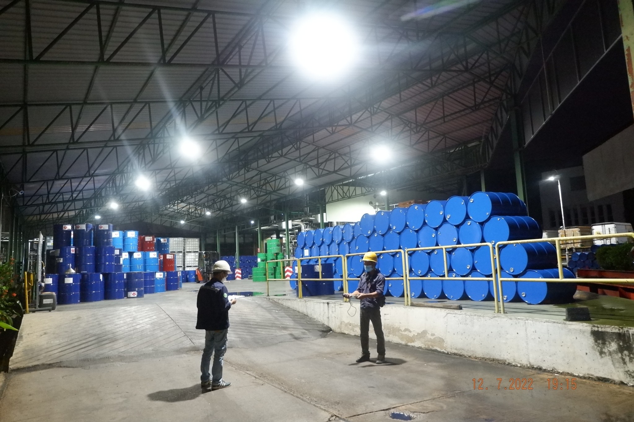 ทีมวิศวกรวัดค่า Lux หลังติดตั้งโคมไฟกันระเบิด