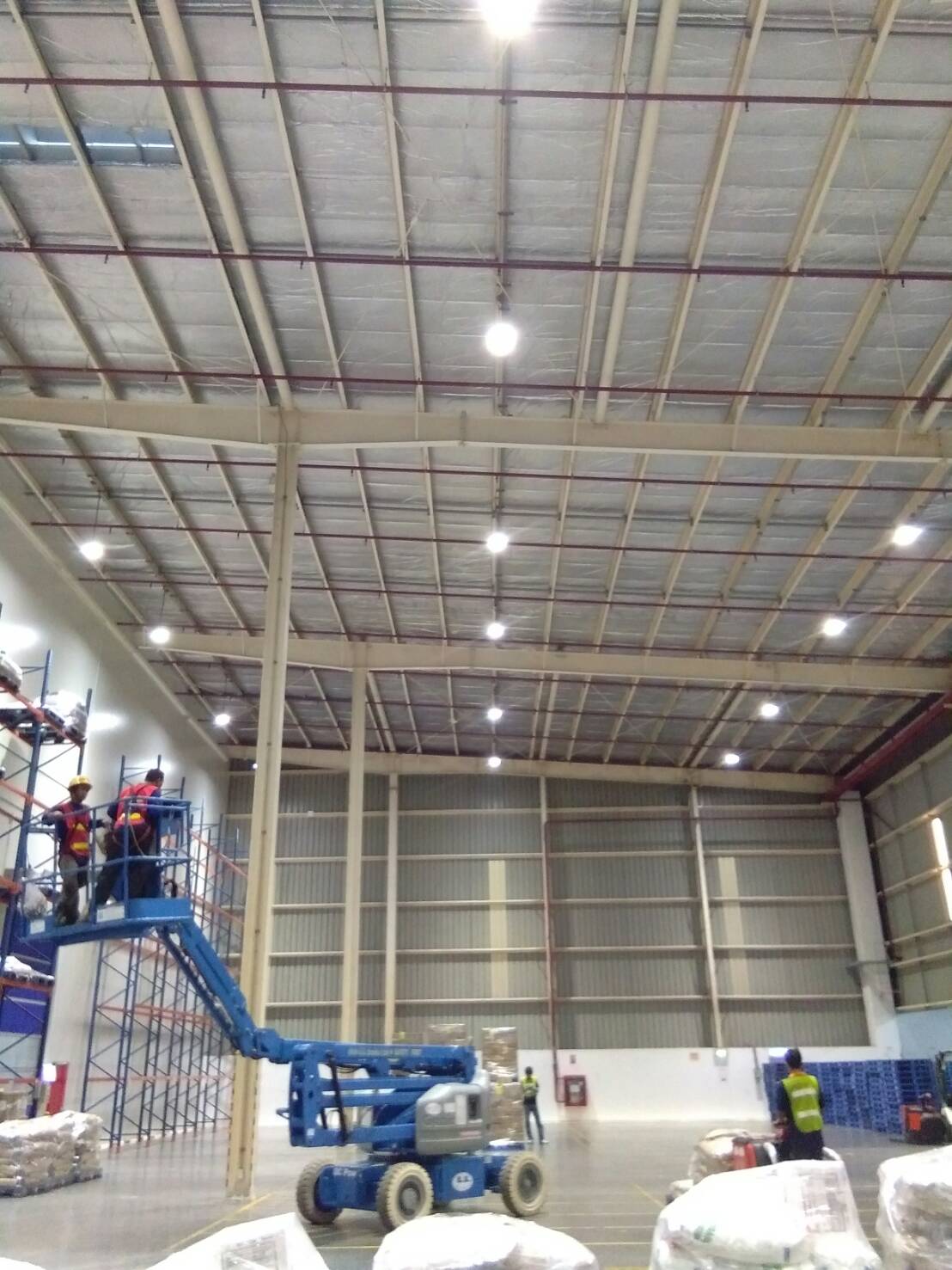 ผลงานการติดตั้งโคมไฮเบย์ LED (LED HIGH BAY) และโคมฟลัชไลท์ LED (LED FLOOD LIGHT) @บริษัทบริการขนส่งสินค้าทางบก